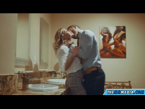 ❤️ جب ایک خوبصورت سنہرے بالوں والی آپ کو عوامی بیت الخلاء میں مائل کرتا ہے۔ ❤  پر ur.sayhentai.ru ❌❤